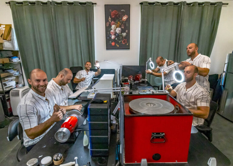Het team van Trimscharen Slijpen België in de slijperij
