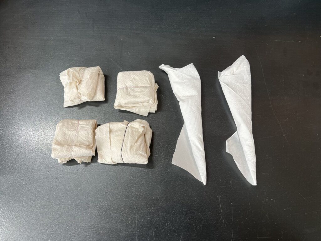 Scharen en scheerkoppen verpakt in papieren handdoekjes